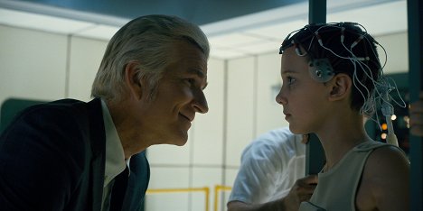 Matthew Modine, Millie Bobby Brown - Stranger Things - Kapitel sechs: Das Monster - Filmfotos