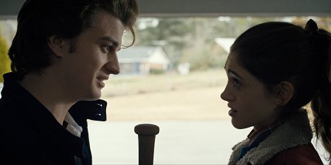 Joe Keery, Natalia Dyer - Stranger Things - Chapter Five: The Flea and the Acrobat - Photos