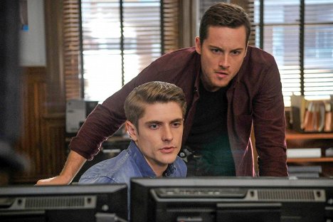Samuel Hunt, Jesse Lee Soffer - Chicago P.D. - A Dead Kid, a Notebook, and a Lot of Maybes - Van film