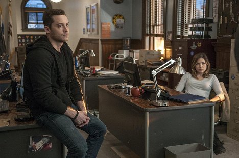 Jesse Lee Soffer, Sophia Bush - Chicago P.D. - Zündschnüre - Filmfotos