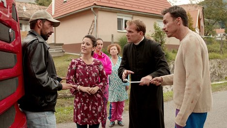 Slavko Sobin, Rozi Lovas, Zsuzsanna Ripli, Anna Bede Fazekas, Zoltán Schmied, Tamás Lengyel - A mi kis falunk - A kamion - Filmfotók