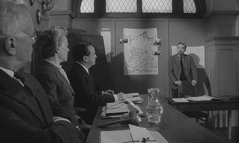 Esmond Knight, Beatrix Lehmann, Steve Plytas, Oskar Werner - The Spy Who Came In from the Cold - Photos