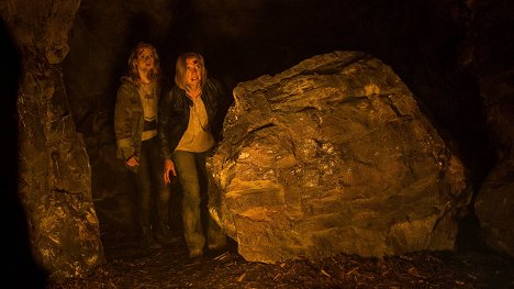 Lucy Boynton, Katee Sackhoff - Don't Knock Twice - Filmfotos