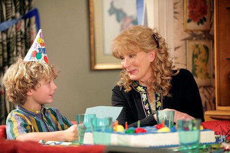 Riley Thomas Stewart, Frances Conroy - How I Met Your Mother - Cleaning House - Photos