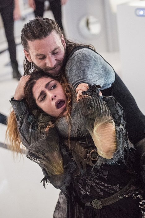 Nadia Hilker, Zach McGowan - The 100 - God Complex - Van film