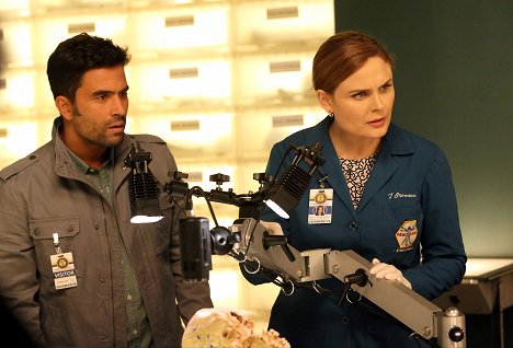 Ignacio Serricchio, Emily Deschanel - Kosti - Jasnovidka v strome - Z filmu