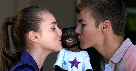 Shelby Lyon, Crystal the Monkey, Peyton Meyer - Gibby - Van film