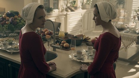 Elisabeth Moss, Alexis Bledel - Příběh služebnice - Den porodu - Z filmu