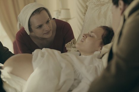 Elisabeth Moss, Madeline Brewer - The Handmaid's Tale - Birth Day - Kuvat elokuvasta