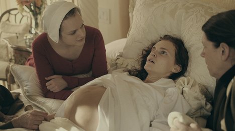 Elisabeth Moss, Madeline Brewer - The Handmaid's Tale - Birth Day - Photos