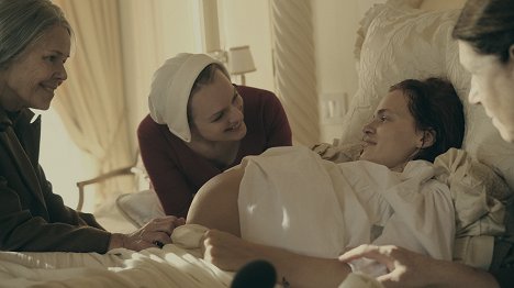 Elisabeth Moss, Madeline Brewer - Opowieść podręcznej - Birth Day - Z filmu