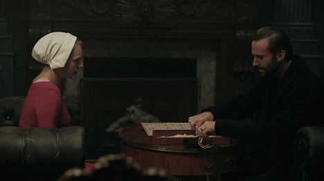 Elisabeth Moss, Joseph Fiennes - The Handmaid's Tale - Birth Day - De la película