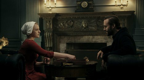 Elisabeth Moss, Joseph Fiennes - The Handmaid's Tale : La servante écarlate - Jour de naissance - Film