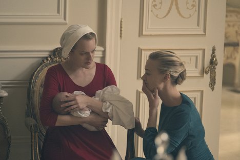 Elisabeth Moss, Yvonne Strahovski - The Handmaid's Tale : La servante écarlate - Retard - Film