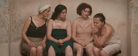 Hiam Abbass, Sarah Layssac, Nadia Kaci, Maymouna - I Still Hide to Smoke - Kuvat elokuvasta