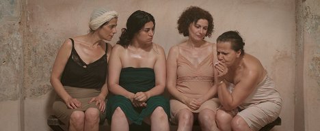 Hiam Abbass, Sarah Layssac, Nadia Kaci, Maymouna - À mon âge je me cache encore pour fumer - Van film