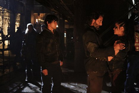 Bob Morley, Henry Ian Cusick, Marie Avgeropoulos - The 100 - Die All, Die Merrily - Photos