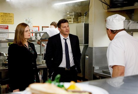 Emily Deschanel, David Boreanaz - Bones - The Big Beef at the Royal Diner - Photos