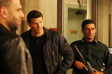 David Boreanaz, Ardeshir Radpour - Sběratelé kostí - Vražda na Středním východě - Z filmu