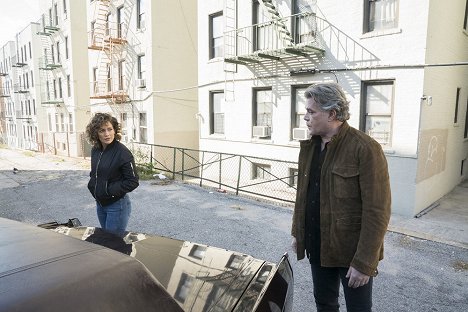 Jennifer Lopez, Ray Liotta - Shades of Blue - Whoever Fights Monsters - Photos