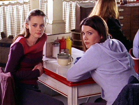 Alexis Bledel, Lauren Graham - Gilmore Girls - A Tale of Poes and Fire - Photos
