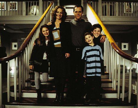 Chelsea Russo, Clare Carey, Jason Beghe, Mike Weinberg - Home Alone 4 - Photos