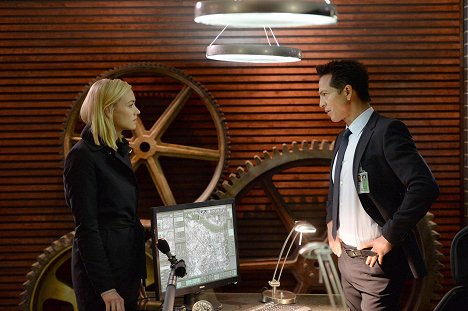 Yvonne Strahovski, Benjamin Bratt - 24 - Lontoo - 3:00 p.m.-4:00 p.m. - Kuvat elokuvasta