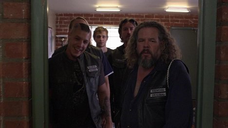 Theo Rossi, Johnny Lewis, Tommy Flanagan, Mark Boone Junior - Zákon gangu - Přestřelka - Z filmu