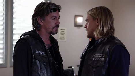 Tommy Flanagan, Charlie Hunnam - Sons of Anarchy - Kleine Blessuren - Filmfotos