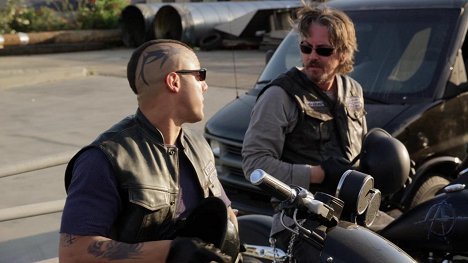 Theo Rossi, Tommy Flanagan - Synowie Anarchii - Działka - Z filmu