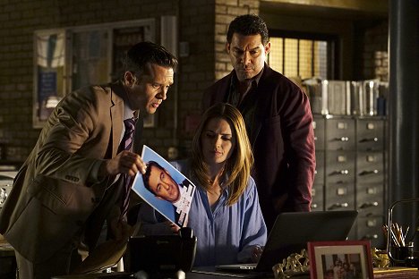 Seamus Dever, Stana Katic, Jon Huertas - Castle - In Plane Sight - Photos