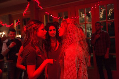 Halston Sage, Medalion Rahimi, Elena Kampouris - Si No Despierto - De la película