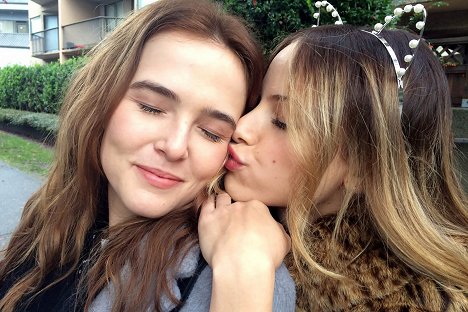Zoey Deutch, Halston Sage - Before I Fall - Making of