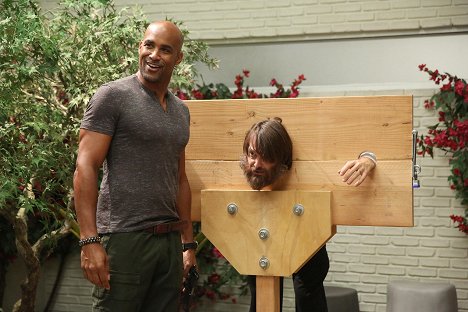 Boris Kodjoe, Will Forte - The Last Man on Earth - Schock-Halsband - Filmfotos