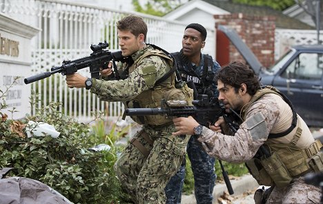 Travis Van Winkle, Jocko Sims, Bren Foster - The Last Ship - A More Perfect Union - Photos