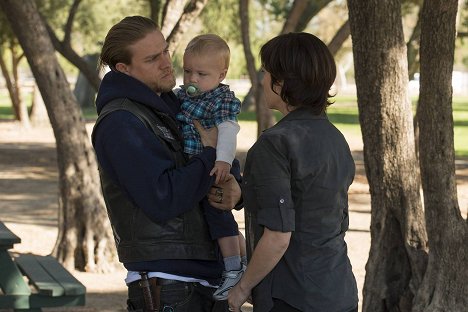Charlie Hunnam - Sons of Anarchy - A Mother's Work - Photos