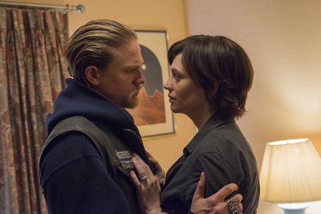 Charlie Hunnam, Maggie Siff - Sons of Anarchy - A Mother's Work - Photos