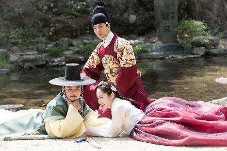 Woo-jin Yeon, Dong-geon Lee, Min-yeong Park - Sedmidenní královna - Z filmu