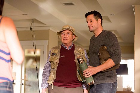 Ken Jenkins, Josh Hopkins - Cougar Town - Two Men Talking - Van film