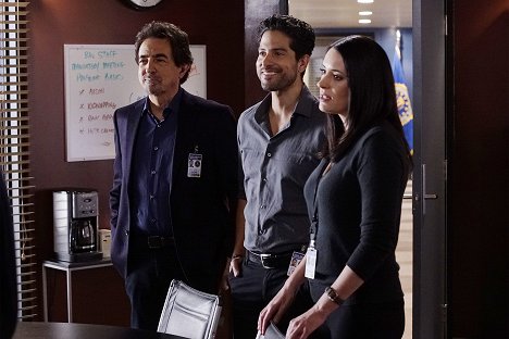 Joe Mantegna, Adam Rodriguez, Paget Brewster - Criminal Minds - Mirror Image - Photos