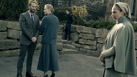 Joseph Fiennes, Yvonne Strahovski, Max Minghella, Amanda Brugel - The Handmaid's Tale - Jezebels - De la película