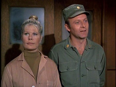 Loretta Swit, Larry Linville - M.A.S.H. - For the Good of the Outfit - Z filmu
