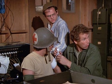 Dennis Troy, Gary Burghoff, Wayne Rogers - M*A*S*H – armeijan kenttäsairaala - The Sniper - Kuvat elokuvasta