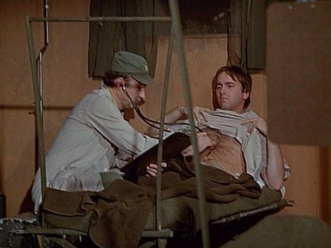 Larry Linville, John Ritter - M*A*S*H – armeijan kenttäsairaala - Deal Me Out - Kuvat elokuvasta