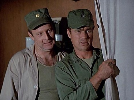 Larry Linville, Edward Winter - M*A*S*H - Deal Me Out - Film