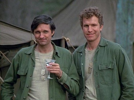 Alan Alda, Wayne Rogers - M*A*S*H - Affäre Henry und Nancy - Filmfotos