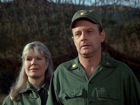 Loretta Swit, Larry Linville - M*A*S*H – armeijan kenttäsairaala - Henry in Love - Kuvat elokuvasta