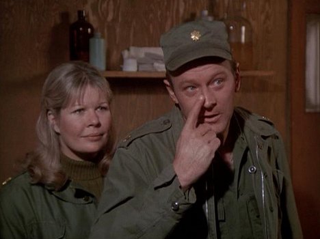 Loretta Swit, Larry Linville - M*A*S*H - Operation Noselift - Film