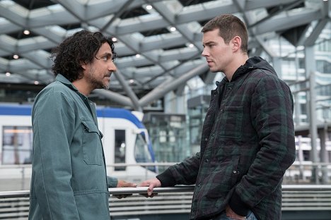 Naveen Andrews, Brian J. Smith - Osmý smysl - Obligate Mutualisms - Z filmu