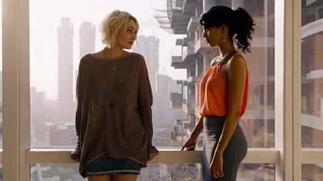 Tuppence Middleton, Tina Desai - Sense8 - If All the World's a Stage, Identity Is Nothing But a Costume - Van film
